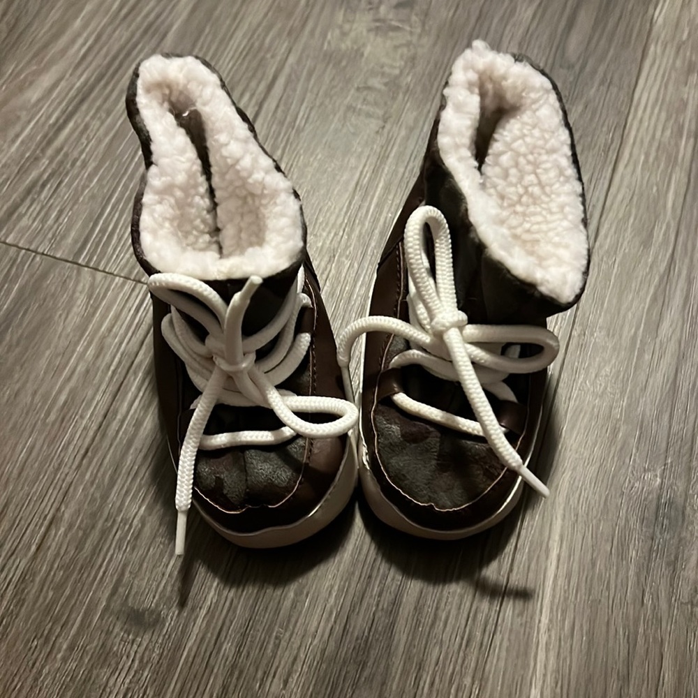 Baby Gap - Brown camo boots - 12-18M